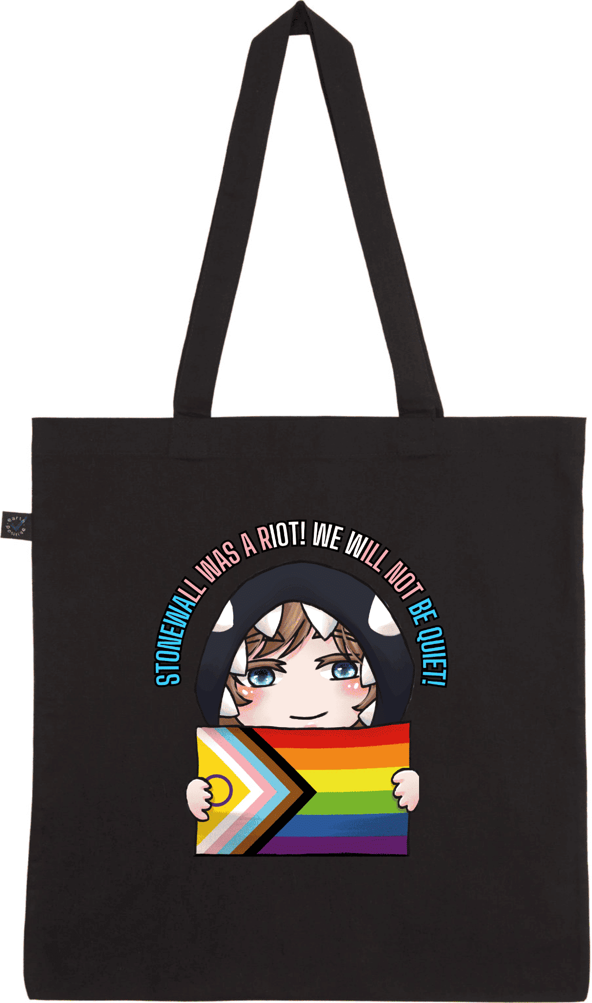 Tragetasche mit Regenbogendesign und Aktivismus-Motiv. Schwarze Tragetasche mit einem bunten, grafischen Druck eines Charakters, der eine Regenbogenfahne hält und den Satz "STONEWALL WAS A RIOT! WE WILL NOT BE QUIET!" zeigt.