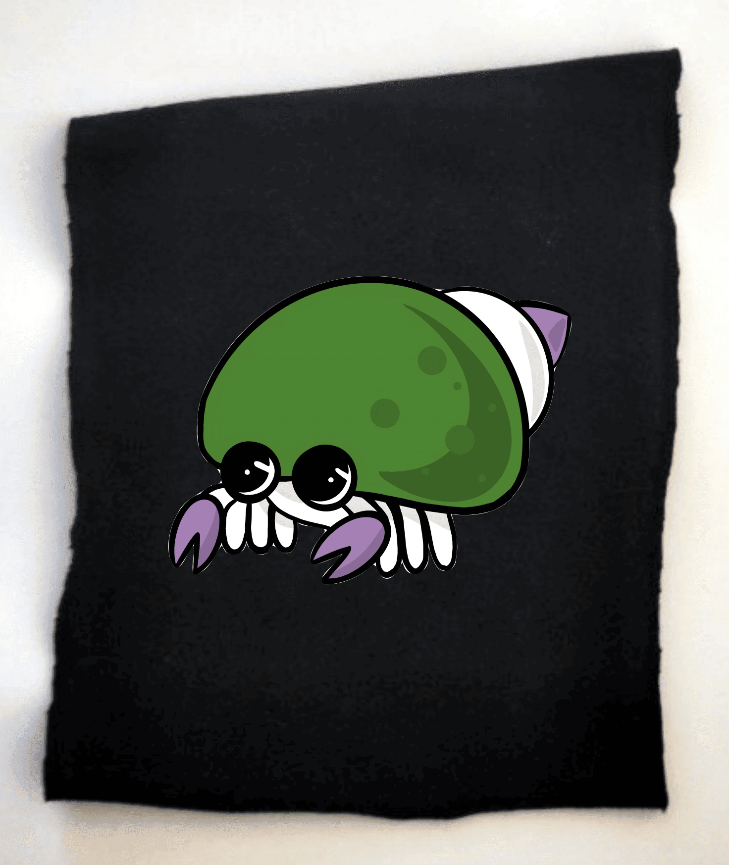 Cartoon-Krebs-Illustration auf schwarzem Hintergrund. Ein niedlicher, cartoonartiger Krebs mit grünem Panzer und lila Scheren auf einem schwarzen Hintergrund.