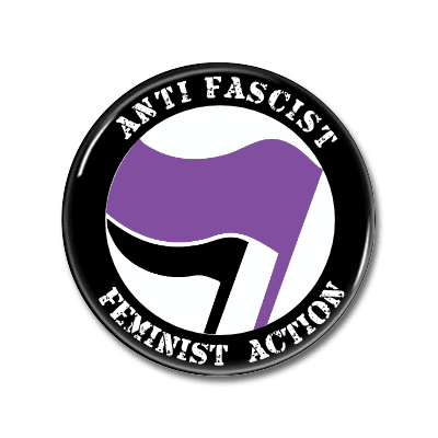 Ansteckbutton für antifaschistische und feministische Aktionen. Ansteckbutton mit dem Text "ANTI FASCIST FEMINIST ACTION" und einem lila und schwarzen Fähnchen-Design.