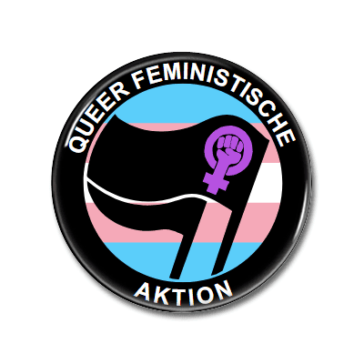 Button zur Unterstützung der queerfeministischen Bewegung. Button mit dem Aufdruck „Queer Feministische Aktion“ und einem Symbol für Frauenrechte, umgeben von einer Flaggenfarbe in Pastelltönen.