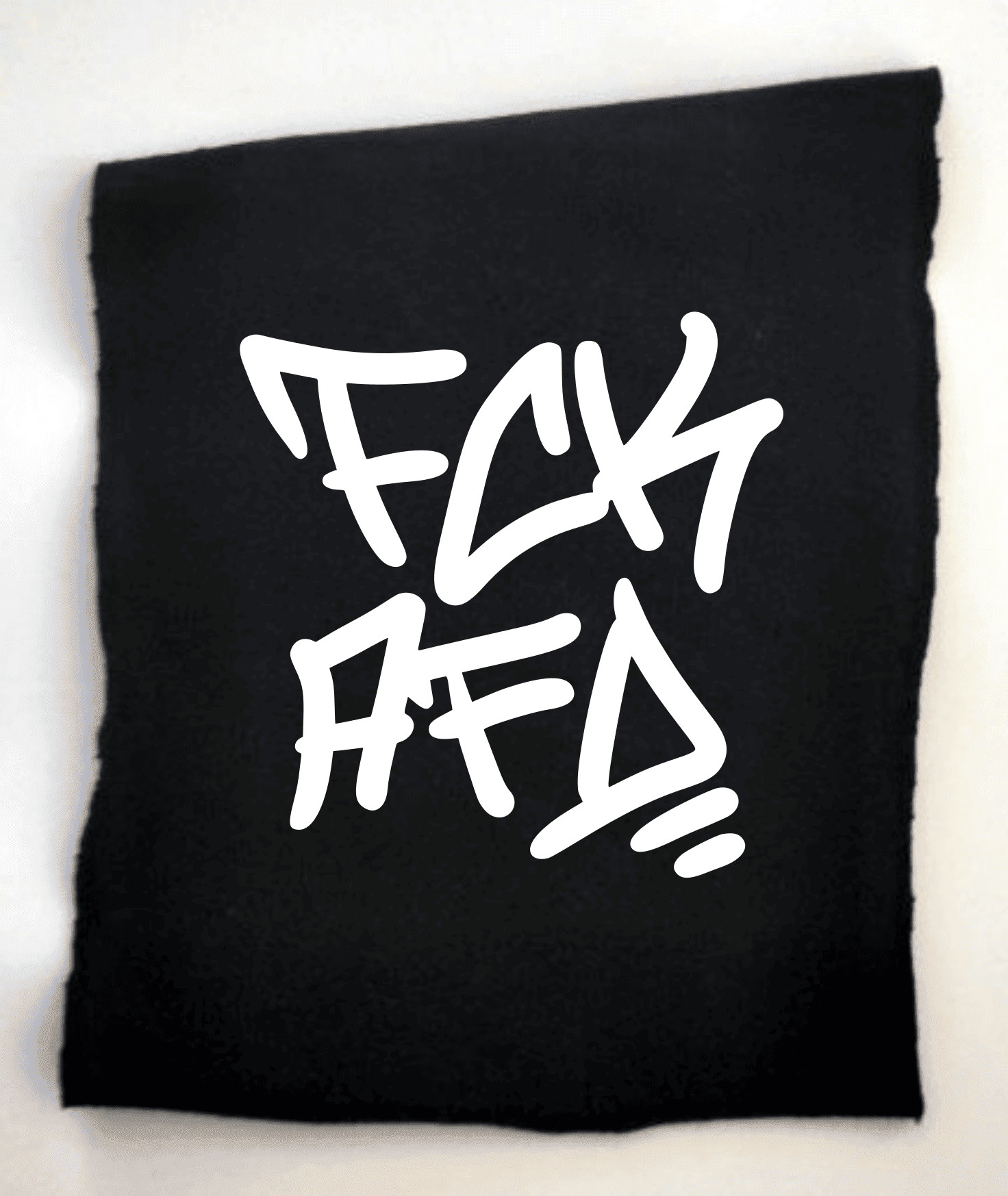 Tuch mit provokantem grafischem Design. Schwarzes Tuch mit grafischem, weißem Schriftzug.