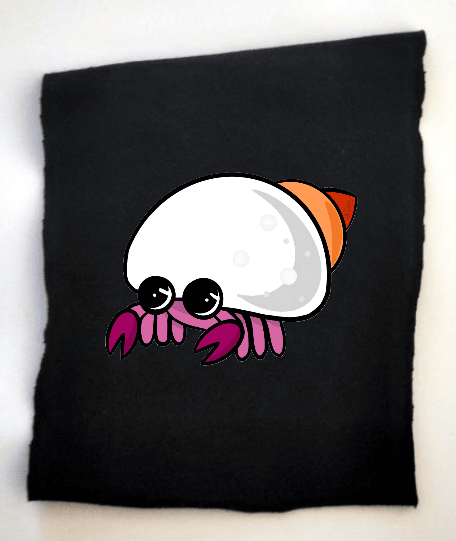 Lustiger Kawaii-Krebs mit Gehäuse und großen Augen. Kawaii-Krebs mit einem weißen Gehäuse und oranger Schnecke als Rückenschutz, auf einem schwarzen Hintergrund.