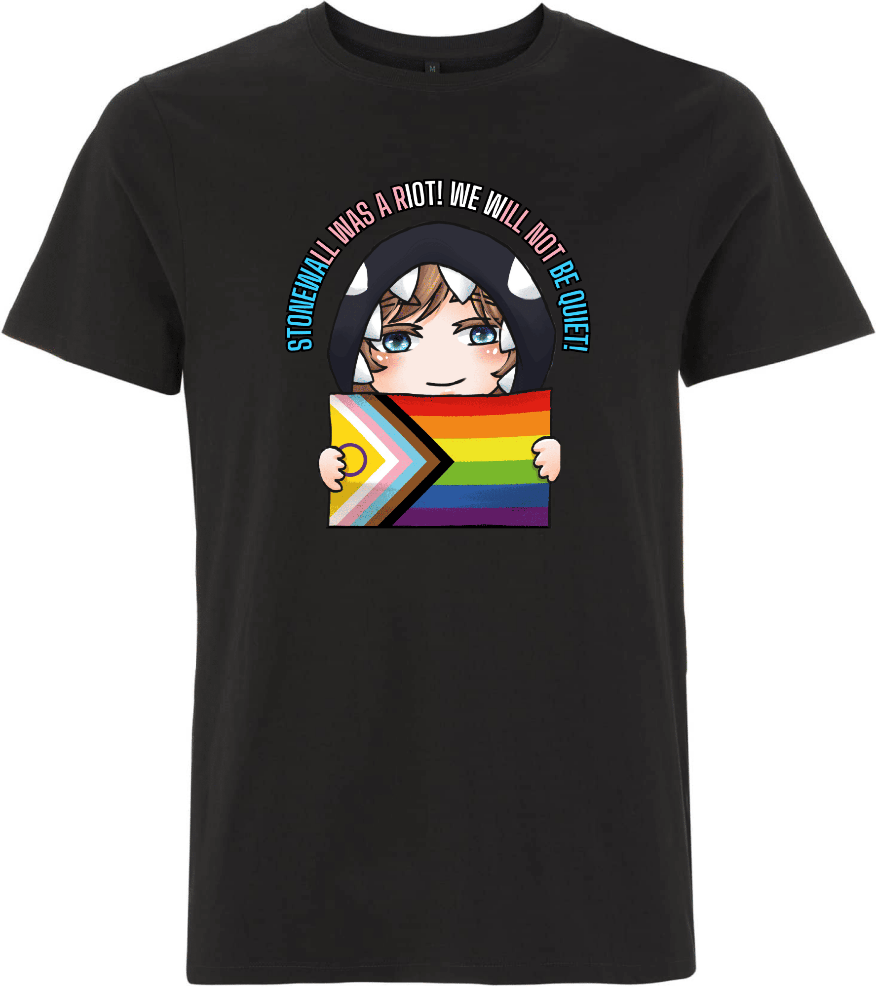 Schwarz T-Shirt mit kreativem Regenbogen-Design und Protestbotschaft über Stonewall. Schwarzes T-Shirt mit einem bunten, cartoonartigen Design, das eine Figur zeigt, die ein Regenbogen-Flaggen-Symbol hält, begleitet von dem Text: "STONEWALL WAS A RIOT! WE WILL NOT BE QUIET!"
