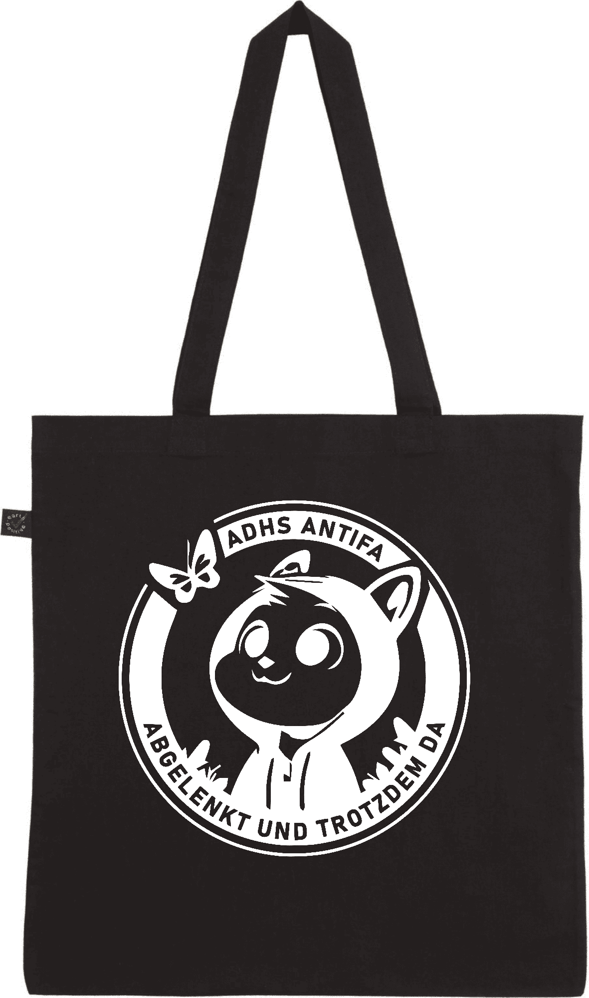 Schwarze Tragetasche mit einem witzigen Design und motivierenden Schriftzügen. Schwarze Tragetasche mit einem weißen Aufdruck, der ein niedliches, cartoonhaftes Tierchen mit Kapuze und einem Schmetterling zeigt, umgeben von dem Text "ADHS ANTIFA" und "ABGELEKNT UND TROTZDEM DA".