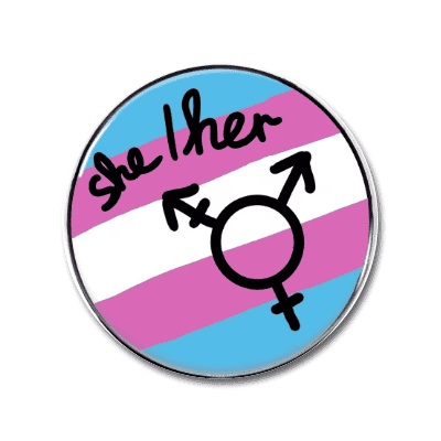 Ansteckbutton mit „she/her“ und Transgender-Symbol. Ansteckbutton mit dem Schriftzug „she/her“ und dem Transgender-Symbol auf einem Hintergrund mit den Farben der Transgender-Flagge (blau, rosa und weiß).