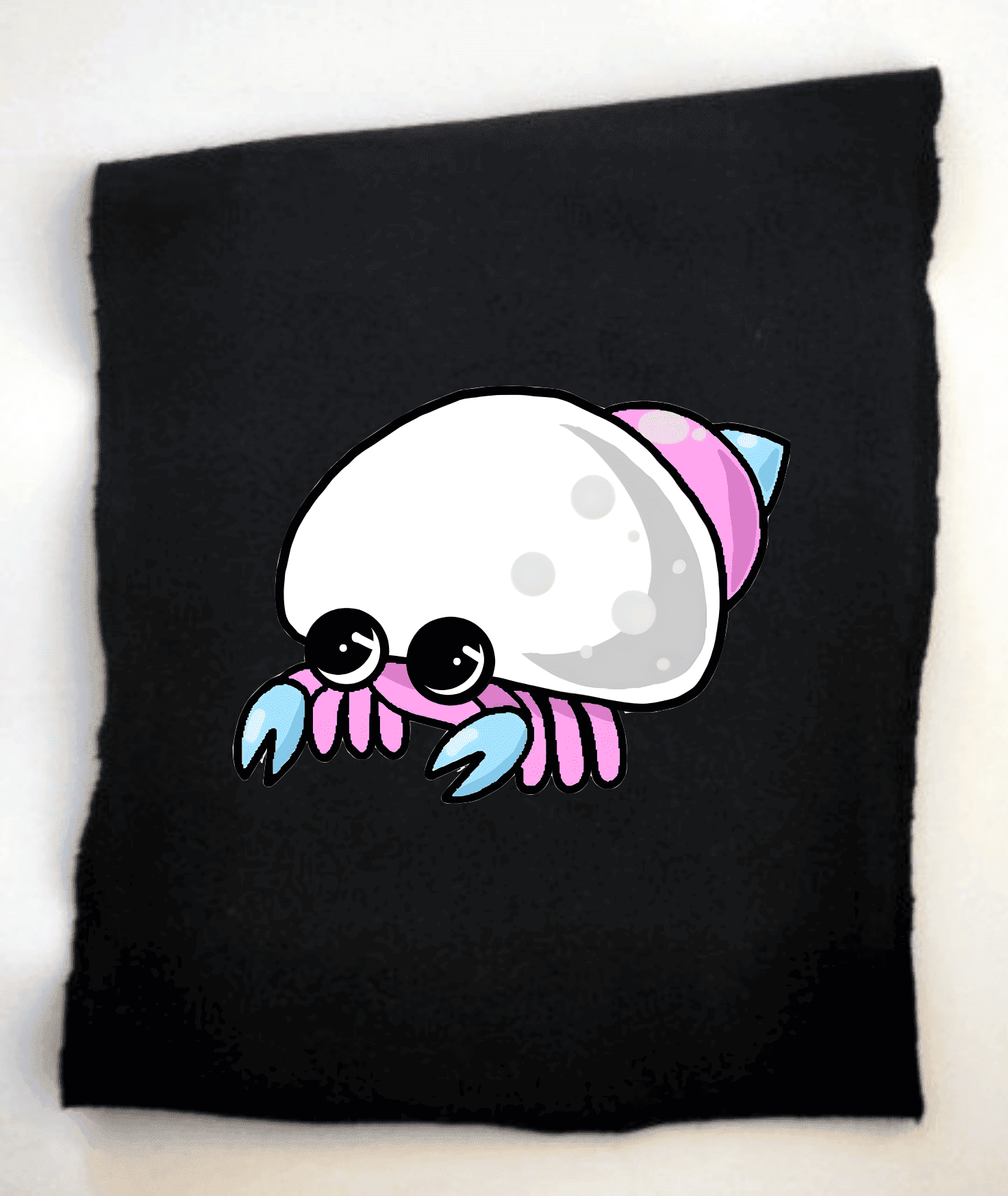 Cartoon-Krebs mit weißer Schale und pinken Details auf schwarzem Stoff. Niedlicher, cartoonartiger Krebs mit einer weißen Schale und pinken Beinen auf einem schwarzen Hintergrund.