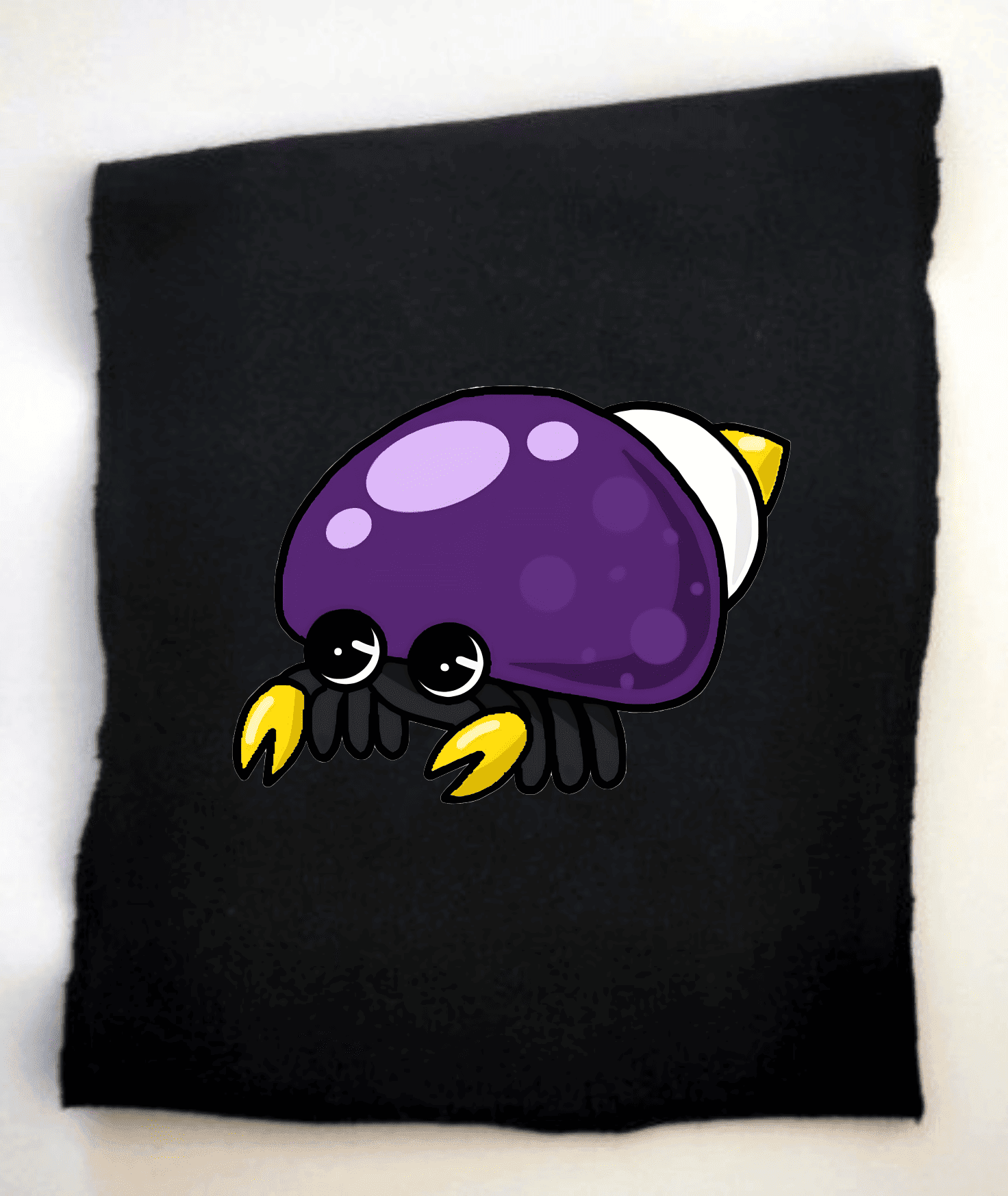 Lustiger lila Krebs als Cartoon-Design auf schwarzem Hintergrund. Niedlicher, cartoonartiger Krebs mit lila Panzer und gelben Scheren auf einem schwarzen Hintergrund.