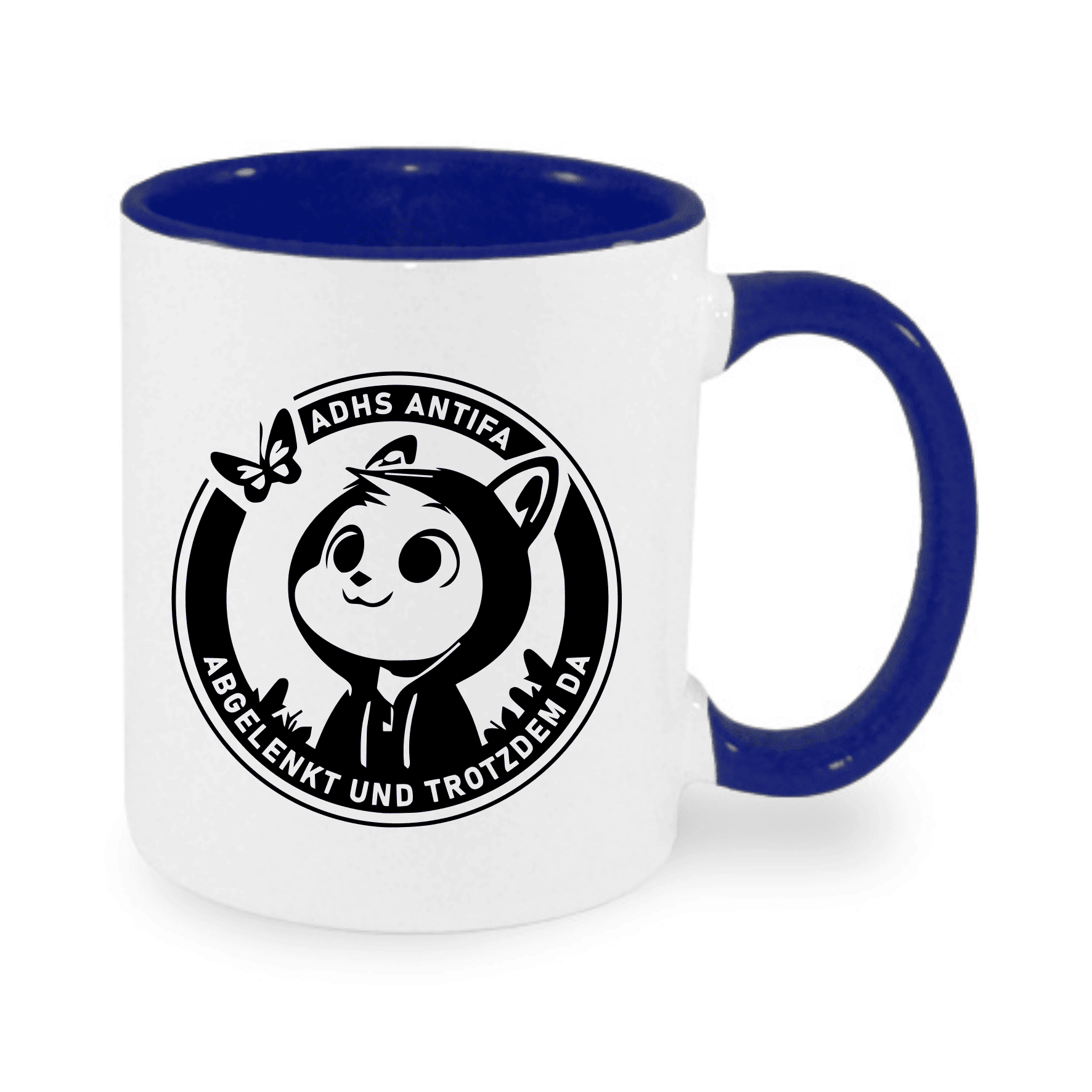 Becher mit ADHS Antifa Motiv und cartoonhaftem Charakter. Becher mit einem schwarzen und weißen Design, das einen cartoonhaften Charakter mit einem Hoodie zeigt, umgeben von dem Schriftzug "ADHS ANTIFA" und "ABGELENKT UND TROTZDEM DA".