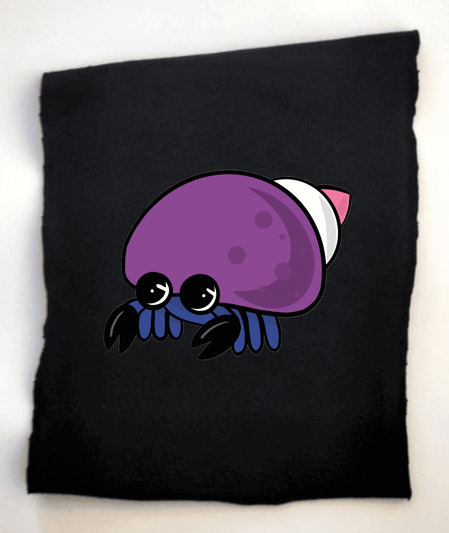 Lustiger lila Krabbencharakter mit buntem Gehäuse. Verspielt gestalteter lila Krabbencharakter mit großen Augen und einem bunten Gehäuse.