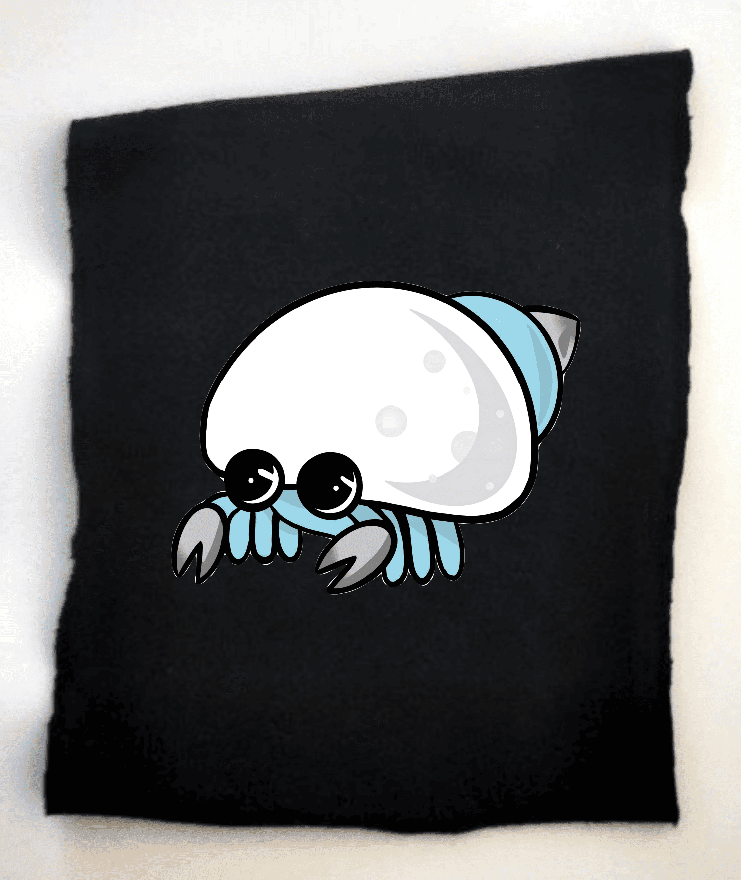 Süße Kawaii-Krabbe auf schwarzem Untergrund. Kawaii-Krabbe mit einem weißen Panzer und blauen Beinen, auf einem schwarzen Hintergrund.