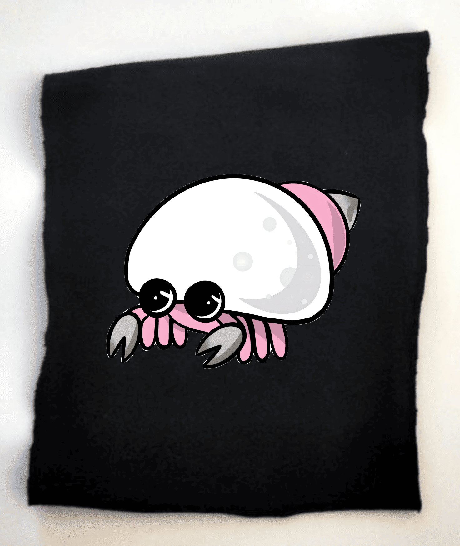 Niedlicher Krebs mit stylischem Panzer in rosa und weiß. Kawaii-Krebs mit großen Augen und einem weißen, runden Panzer auf schwarzem Hintergrund.