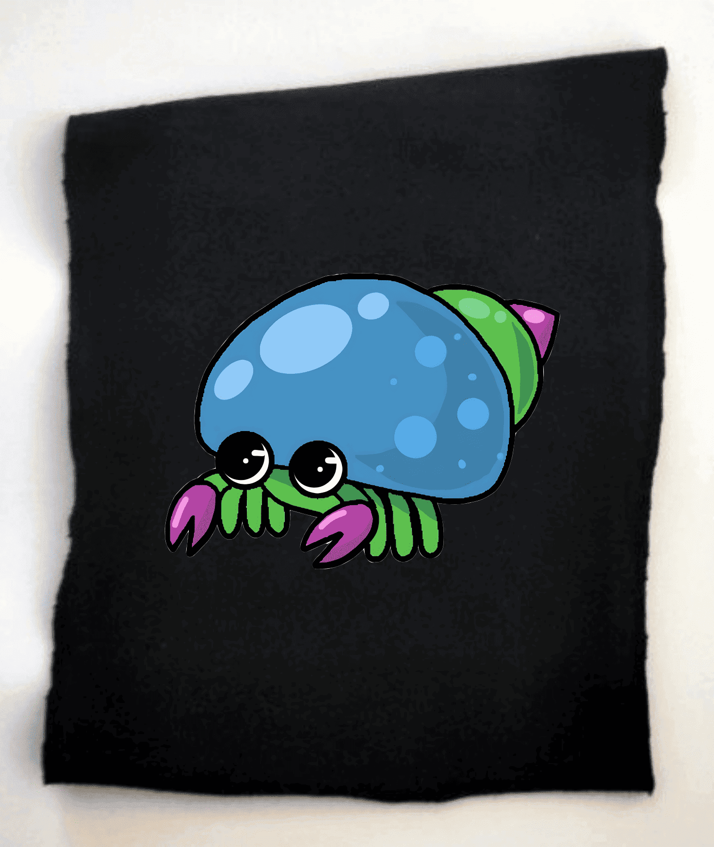 Cartoon-Krebs mit buntem Design auf schwarzem Hintergrund. Süßer, cartoonhafter Krebs mit blauem Panzer und bunten Scheren auf schwarzem Hintergrund.