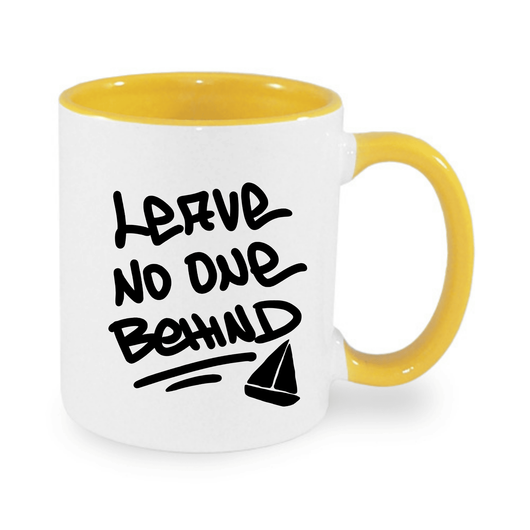 Weiße Tasse mit gelbem Henkel und innerem, auf dem die Aufschrift "LEAVE NO ONE BEHIND" und ein kleines Segelboot abgebildet sind.