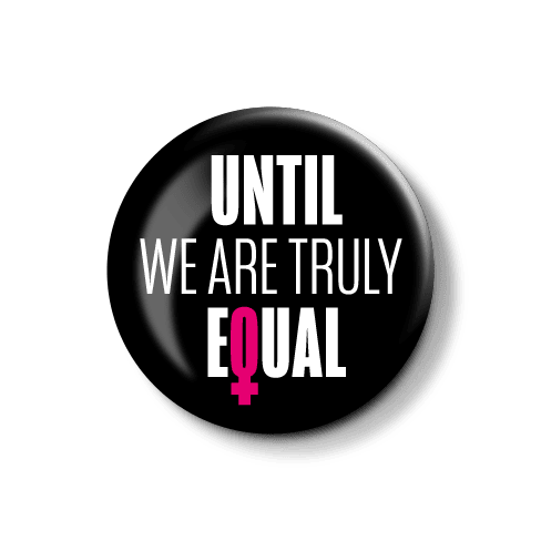 Ansteckbutton für Gleichstellung mit markantem Slogan. Button mit dem Schriftzug "UNTIL WE ARE TRULY EQUAL" und einem Symbol für Gleichheit.