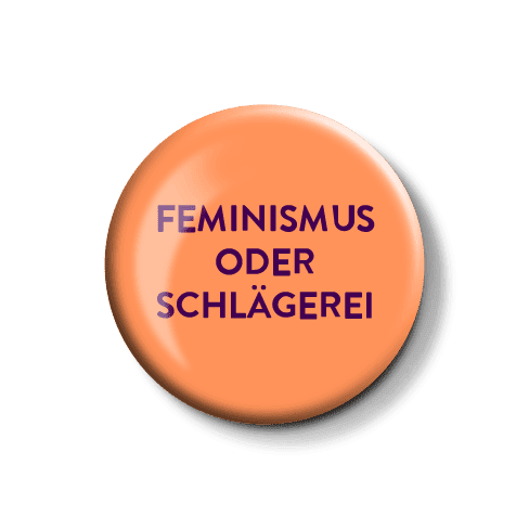 Anstecknadel mit feministischer Botschaft "FEMINISMUS ODER SCHLÄGEREI". Runde Anstecknadel mit dem Aufdruck "FEMINISMUS ODER SCHLÄGEREI" auf orangefarbener Hintergrund.