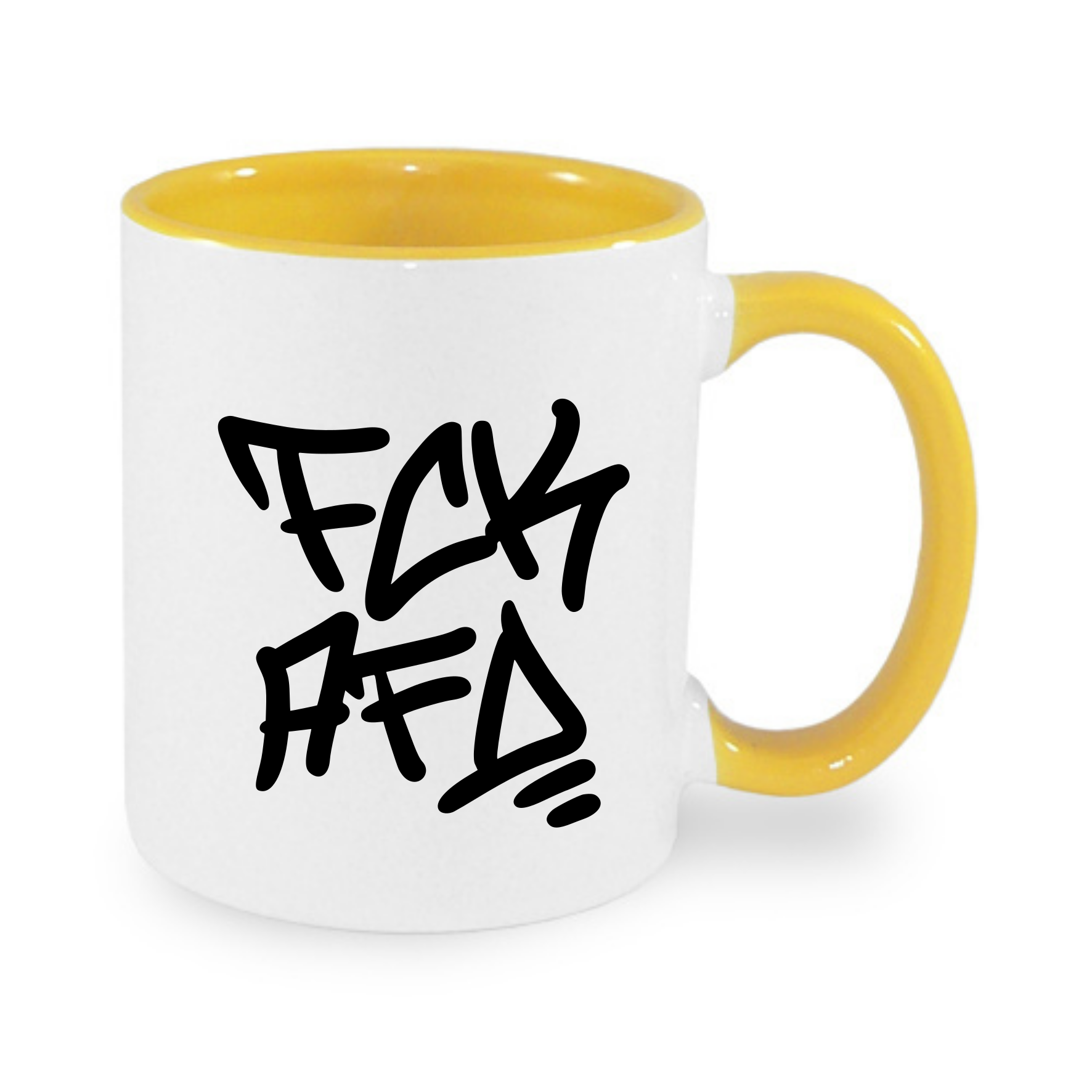 Weiße Tasse mit gelbem Rand und schwarzem Graffiti-Schriftzug.