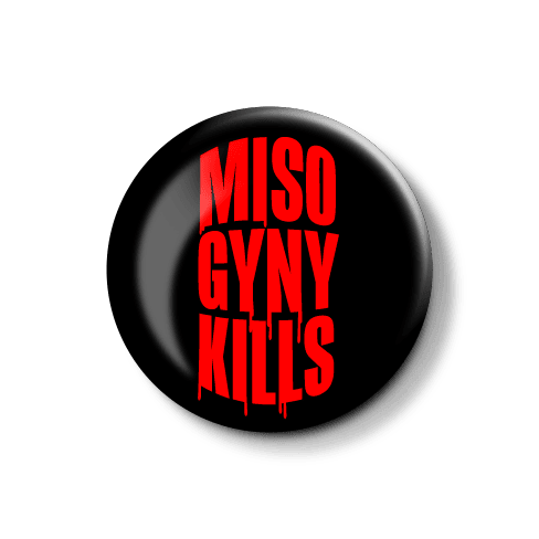 Runder Aufkleber mit der Aufschrift „MISOGYNY KILLS“ in auffälligem Rot. Runder Aufkleber mit dem текст „MISOGYNY KILLS“ in rot auf schwarzem Hintergrund.