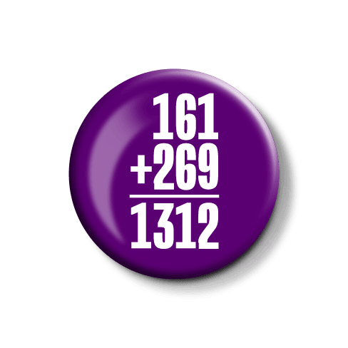 Lila Button mit mathematischem Ausdruck "161 + 269 = 1312". Lila Knopf mit der Aufschrift "161 + 269 = 1312".
