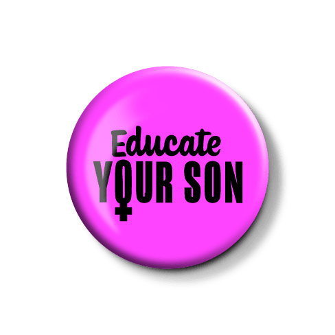 Button mit der Aufschrift "Educate YOUR SON" in leuchtendem Pink. Pinker Button mit den Worten "Educate YOUR SON" in schwarzer Schrift.