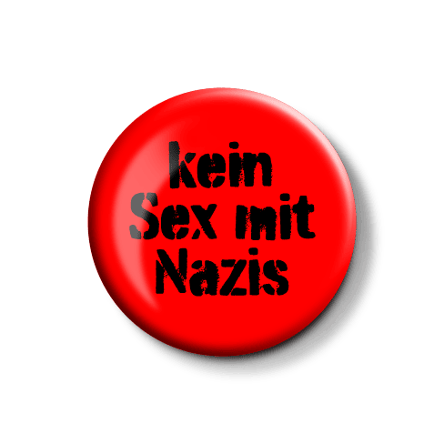 Runder Aufnäher mit politischem Statement "kein Sex mit Nazis". Runder, roter Button mit dem Aufdruck "kein Sex mit Nazis" in schwarzer Schrift.