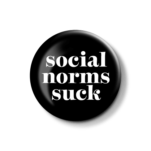 Badge mit der Aufschrift "social norms suck" für individuelle Akzente. Schwarze runde Badge mit dem Text "social norms suck" in weißer Schrift.