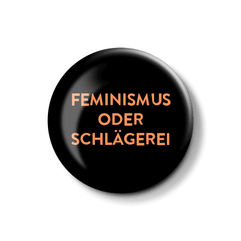 Produktbild mit dem Slogan "FEMINISMUS ODER SCHLÄGEREI" auf einem runden Hintergrund. Grafische Darstellung eines runden Symbols mit der Aufschrift "FEMINISMUS ODER SCHLÄGEREI".