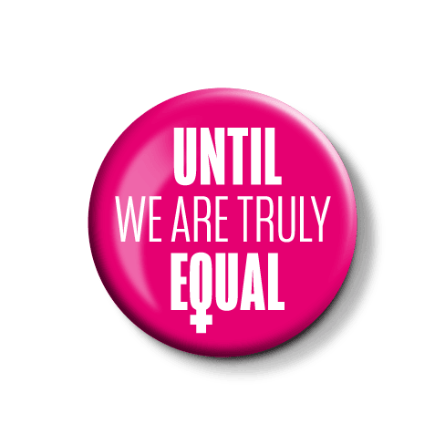 Ansteckpin mit dem Slogan für Gleichheit und Frauenrechte. Pinker Anstecker mit der Aufschrift "UNTIL WE ARE TRULY EQUAL" und einem Symbol für weibliche Gleichheit.