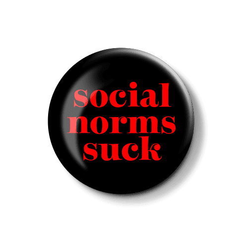 Badge-Button mit provokantem Statement über soziale Normen. Runde Badge-Buttons mit dem Aufdruck "social norms suck" in roten Buchstaben auf schwarzem Hintergrund.