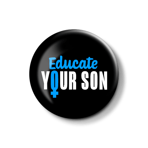 Anstecker mit dem Aufruf zur Bildung von Söhnen über Geschlechtergerechtigkeit. Schwarzer Anstecker mit dem Text "Educate YOUR SON" in blau und weiß.