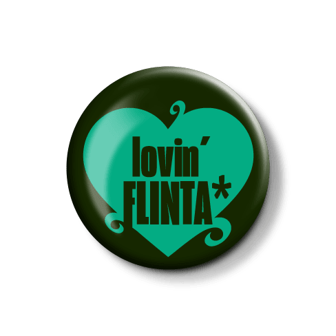 Button mit dem Aufdruck „lovin' FLINTA*“ in einem stilisierten Herzdesign. Rundes Button-Design mit einem grünen Herz und dem Schriftzug „lovin' FLINTA*“ in kräftigen Buchstaben.