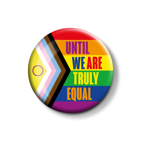 Button mit der Botschaft für Gleichheit in Regenbogenfarben. Farbiger Button mit der Aufschrift „UNTIL WE ARE TRULY EQUAL“ und gay Pride-Farben.