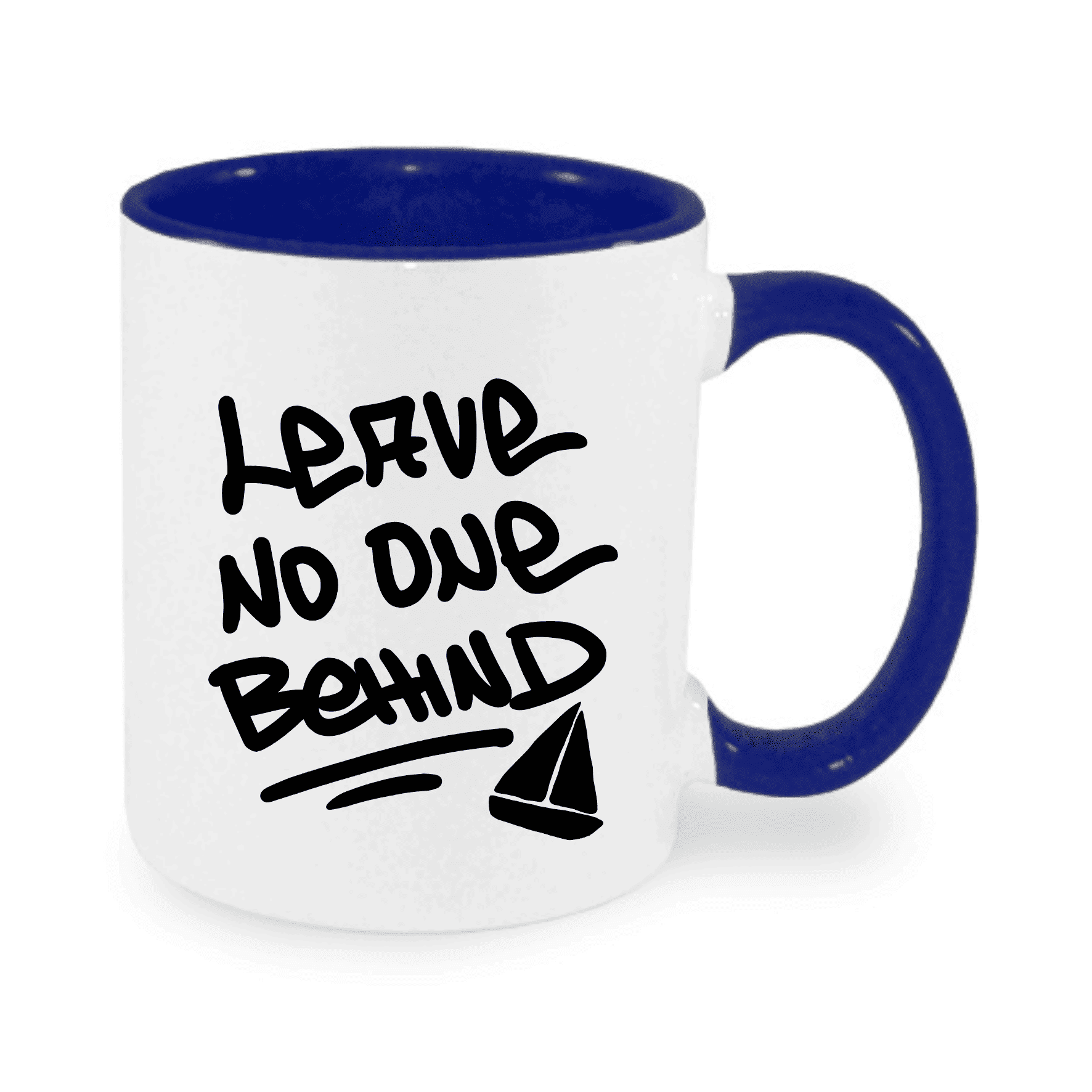 Tasse mit dem Aufdruck "LEAVE NO ONE BEHIND" und einem Bootsymbol in Schwarz auf weißem Hintergrund mit blauer Henkel.