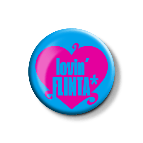 Anstecknadel mit Herz und dem Schriftzug "lovin' FLINTA*". Bunte Anstecknadel mit einem Herzmotiv und dem Text "lovin' FLINTA*" in pink und blau.
