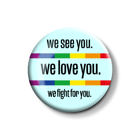 Regenbogen-Button mit Solidaritätsbotschaft. Button mit der Aufschrift "we see you. we love you. we fight for you." in Regenbogenfarben.