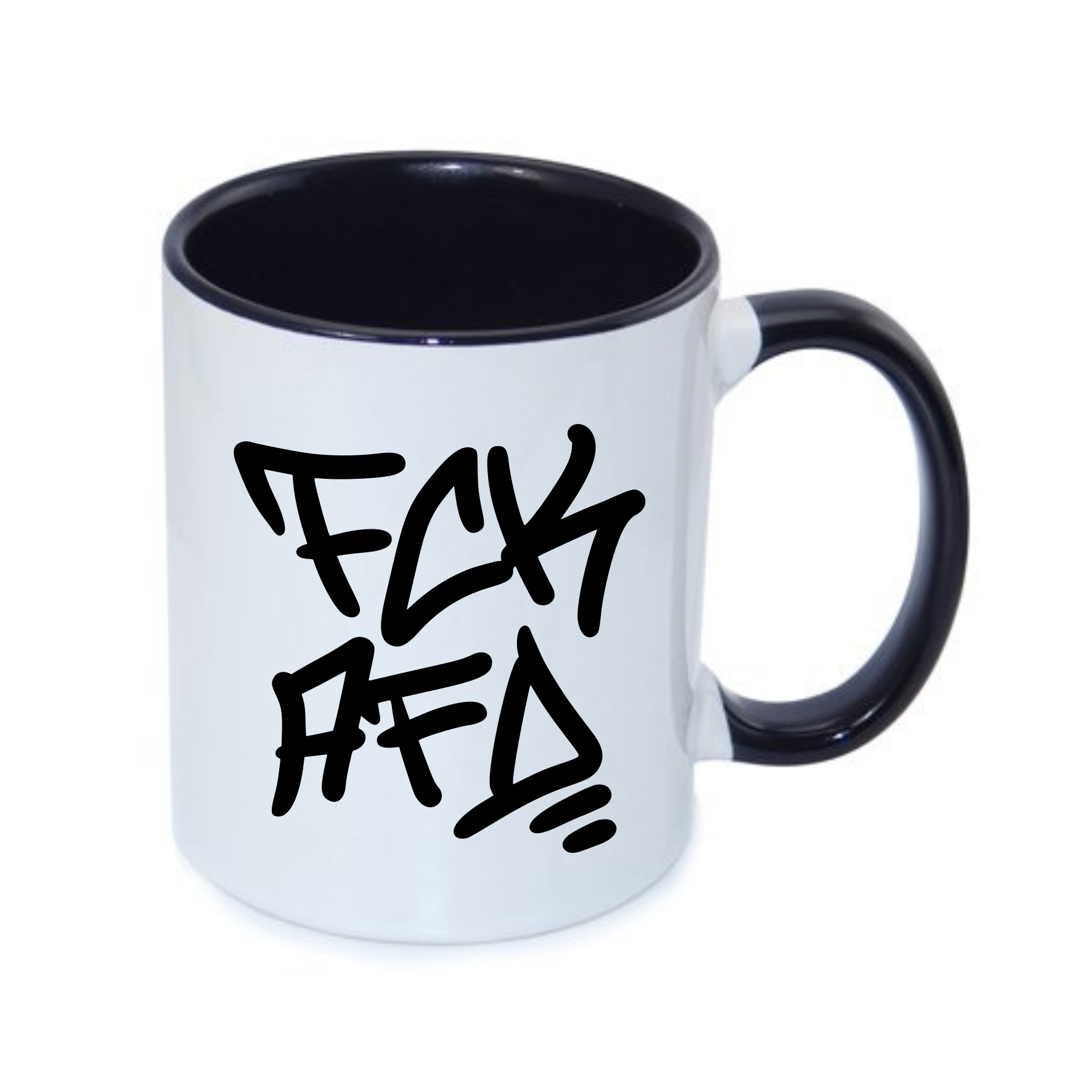 Weiße Tasse mit schwarzem Henkel und grafischem Schriftzug.